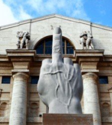 escultura dedo frente a la bolsa de milan